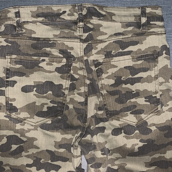 H&M Ladies Camouflage Skinny Pants. Size US6. NWT - Picture 3 of 5